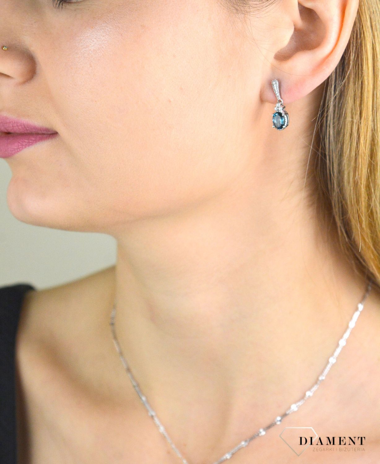 Kolczyki  złote DIAMENT wiszące wkrętki z topazem ZE 4634 LBT. Kolczyki wykonane z białego złota wysokiej jakości próby 585. Kolczyki z brylantem..jpg